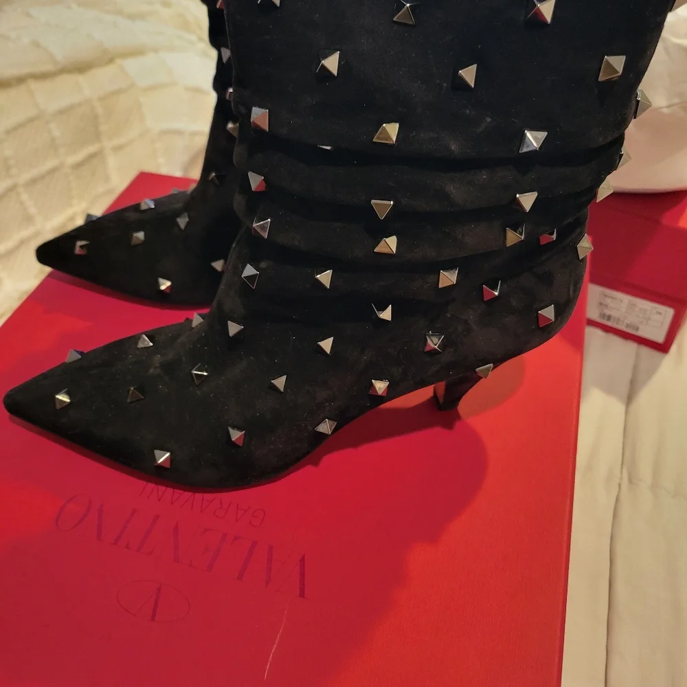 Authentic Valentino Garavani All-over Rockstud suede pointy booties - Picture 4 of 9